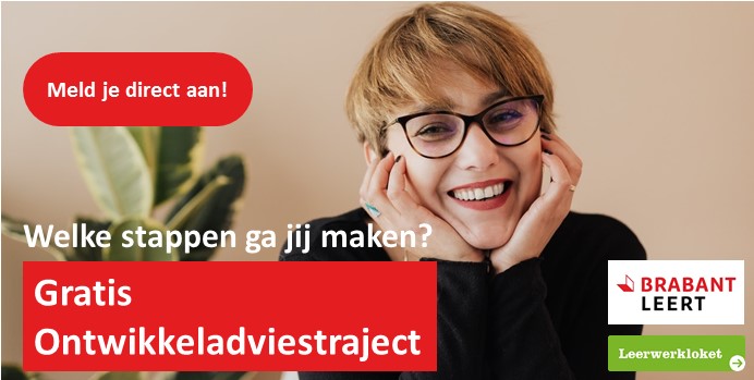 Vrouw kijkt in camera
