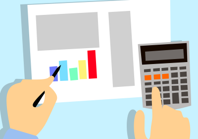 Persoon doet financieel werk