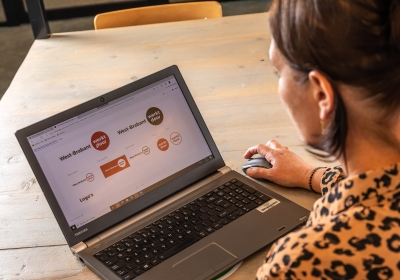 Vrouw bekijkt website "West-Brabant werkt door"