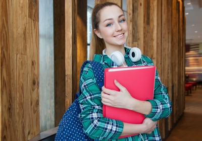 Afbeelding van studente met schoolboeken